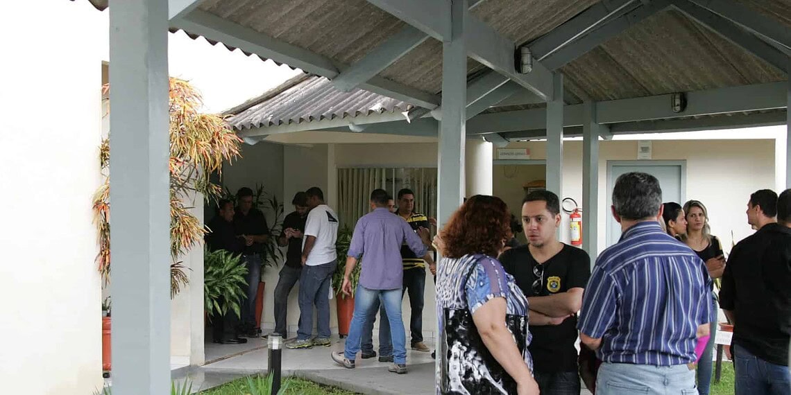 Velório de delegado é marcado pela comoção dos colegas e da família