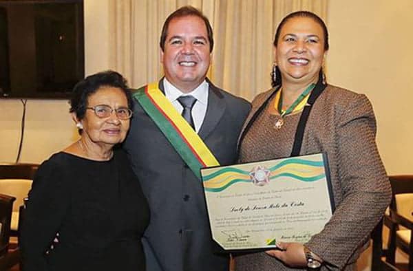 Ex-secretária Suely Melo recebendo homenagens do governador Tião Viana  pelo seu belo trabalho à frente do setor de Saúde. Ela merece!