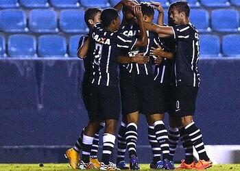 Jogadores corintianos comemoram um dos quatro gols da vitória de ontem