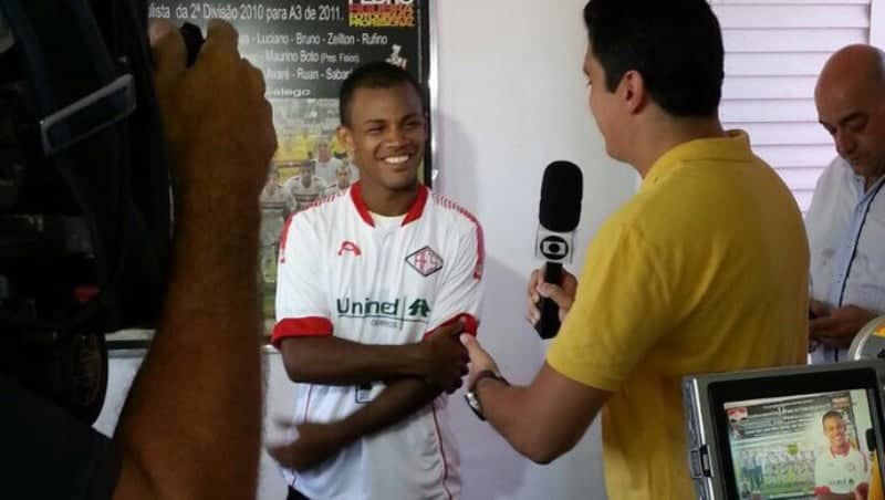 Gessé se despede do Acre, encara 17h de viagem e chega em SP como estrela 2 Gessé durante entrevista na apresentação do Santacruzense