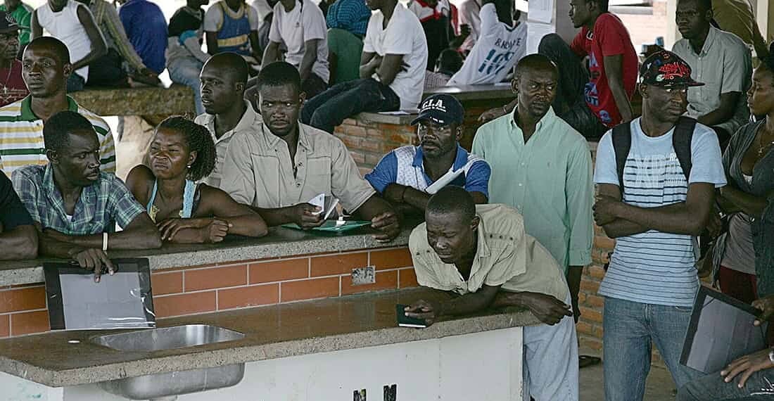 Lentidão para emitir documentos atrasa viagem de imigrantes 1 Lentidão para emitir documentos atrasa viagem de imigrantes