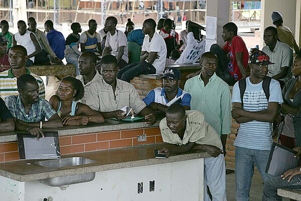 Lentidão para emitir documentos atrasa viagem de imigrantes