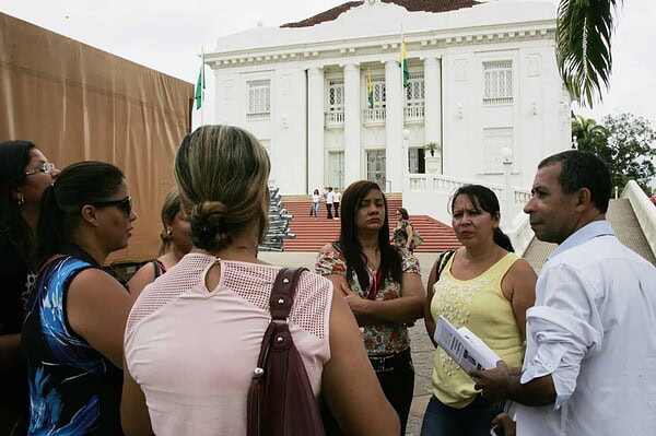 Professores realizam manifesto em frente ao Palácio