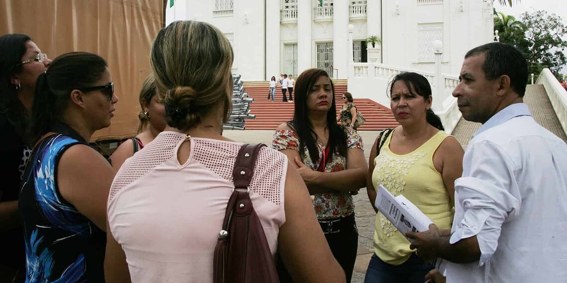 Professores realizam manifesto em frente ao Palácio