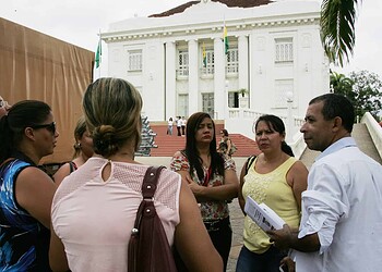 Professores realizam manifesto em frente ao Palácio