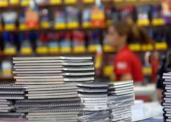 Pais devem ficar atentos com lista de material escolar, diz Procon