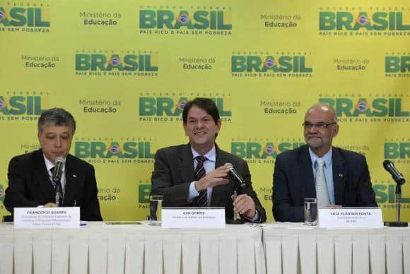 O ministro da Educação, Cid Gomes, detaca que o tema da redação do Enem 2014 – publicidade infantil –

            não  foi  tão  discutido  pela  mídia  quando  a  Lei Seca, tema do ano anteriorWilson Dias/Agência