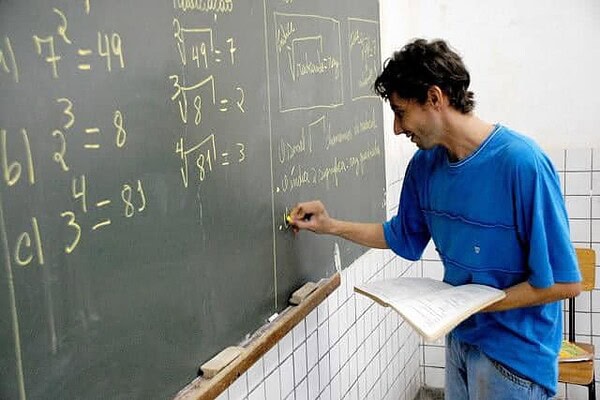 Piso salarial dos professores deve ser reajustado em 13%, estima CNM