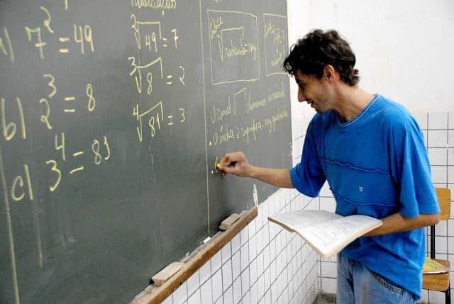 Piso salarial dos professores deve ser reajustado em 13%, estima CNM