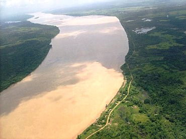 Corpo de Bombeiros e Defesa Civil monitoram o local