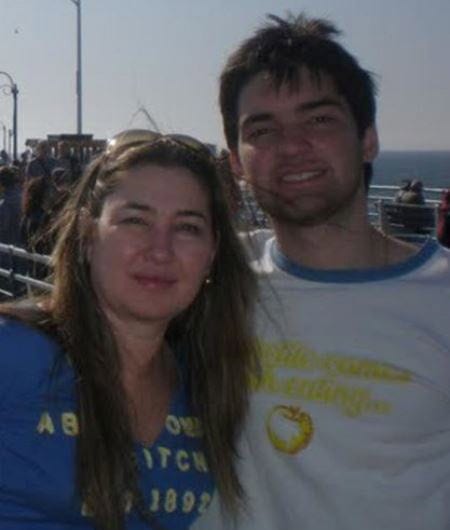 Wilson Barbosa Neto ganha super festa no Afa Jardim pela sua formatura no curso de Medicina da Ufac. Na foto, com a mãe Mercedes Barbosa. Parabéns!