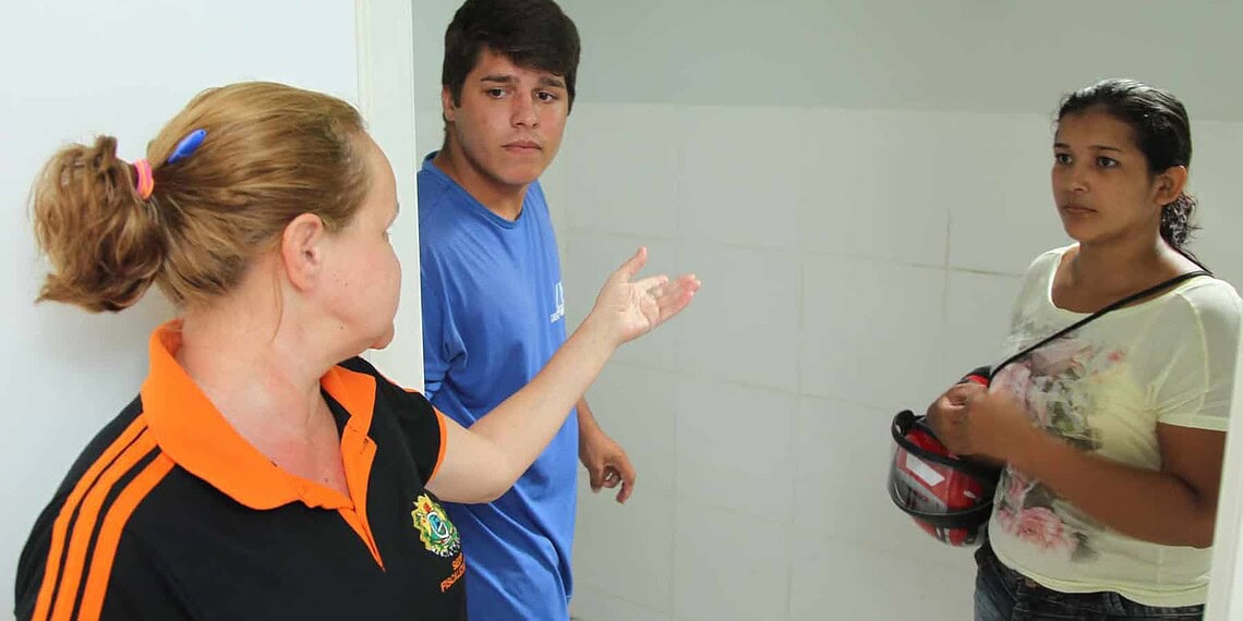 Moradores recebem temporariamente as chaves da casa e analisam o novo lar