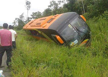 Ônibus da empresa transacreana perde o controle e saí da pista na Estrada de Sena Madureira