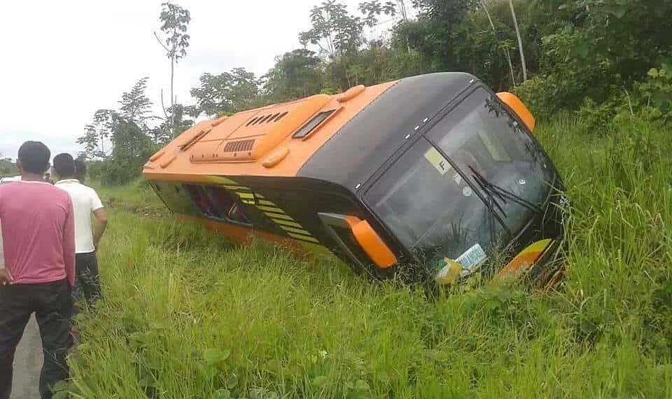 Ônibus da empresa transacreana perde o controle e saí da pista na Estrada de Sena Madureira