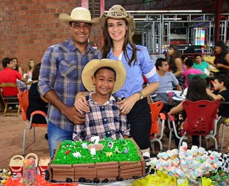 No melhor estilo Fazendinha, o pequeno Henri Amaral ganhou dos pais Jeová e Quédma Amaral no último dia 29, festa estilizada no Maria Farinha, em comemoração aos seus 7 aninhos. Parabénssss.