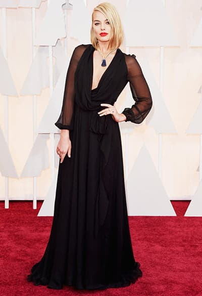 O preto nada básico de Margot Robbie, assinado por Saint Laurent. Lacrou!