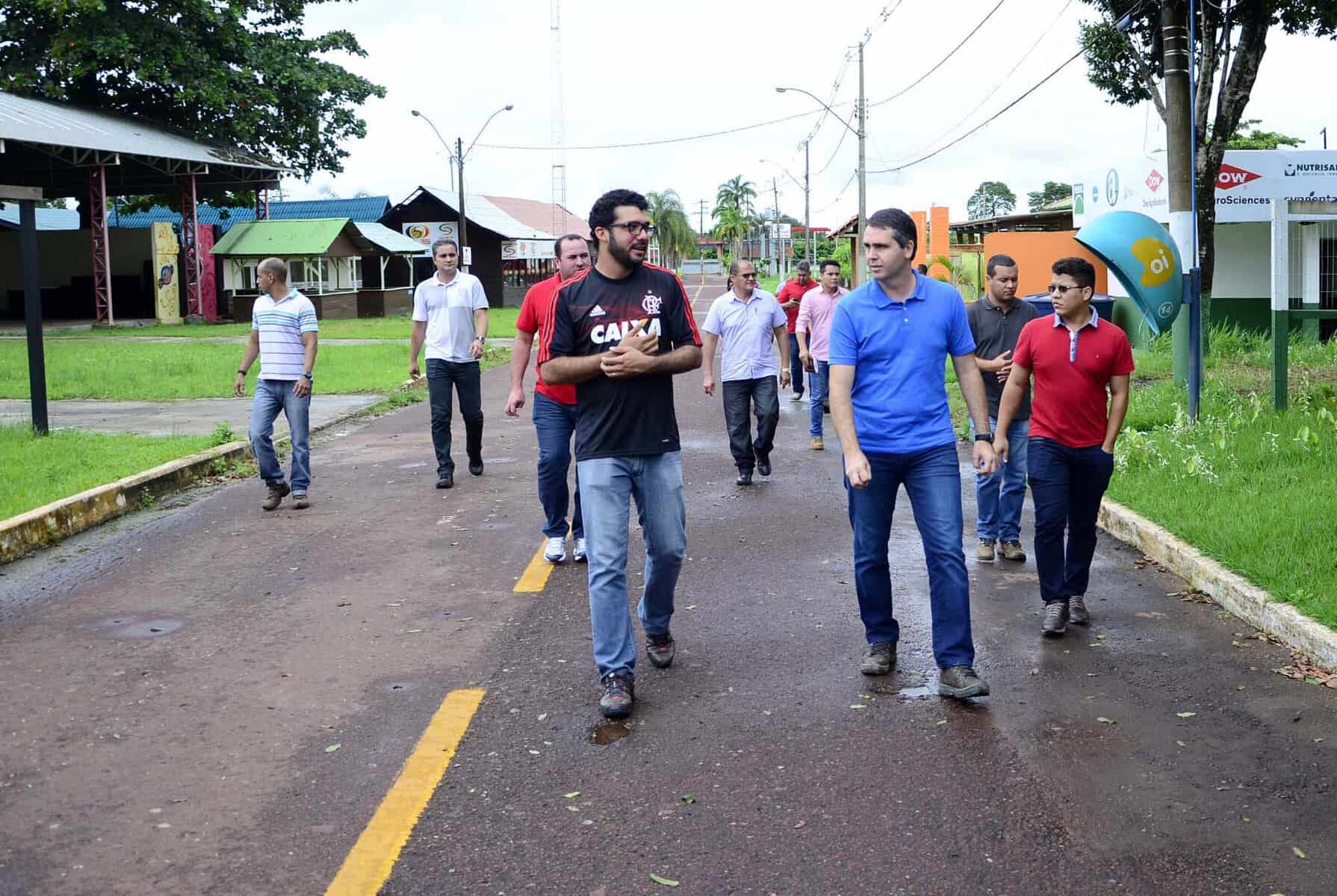 Prefeitura amplia ações para atendimento às famílias atingidas pela alagação em Rio Branco 1 Prefeito e equipe visitaram o parque de exposições