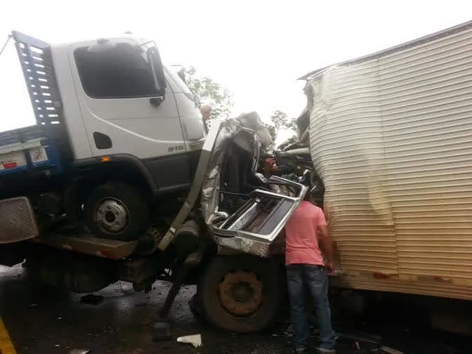 Acidente mata motorista da Friboi e deixa dois gravemente feridos na estrada de Sena 1 Acidente aconteceu entre um guincho e um caminhão