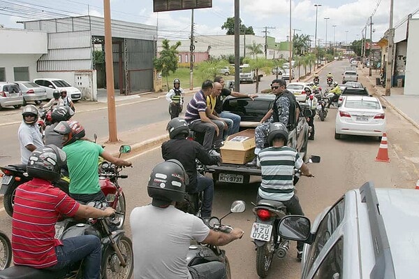 Agente executado com dez tiros é enterrado sob comoção
