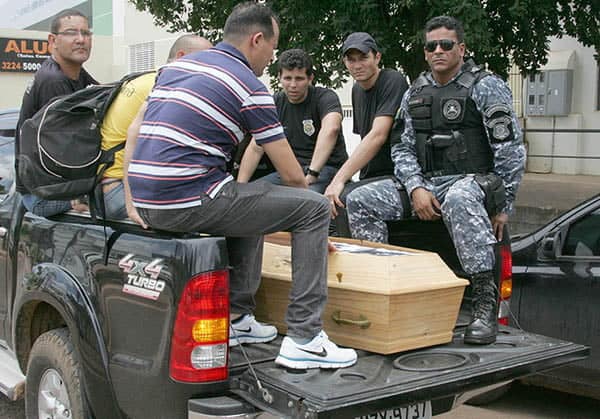 Agentes penitenciários protestaram com caixão simbólico