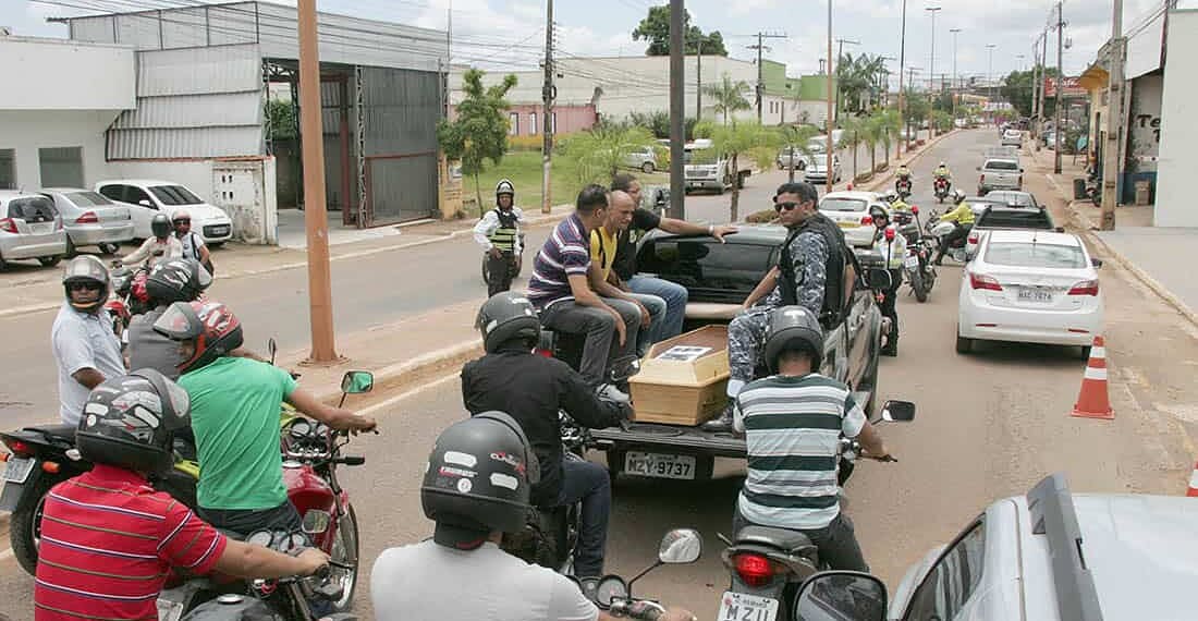 Agente executado com dez tiros é enterrado sob comoção