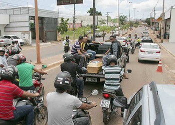 Agente executado com dez tiros é enterrado sob comoção
