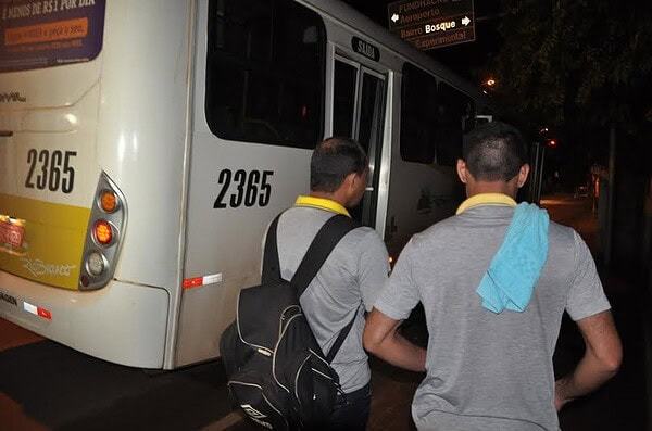 Bandidos assaltam ônibus na parada final do Bairro Alto Alegre