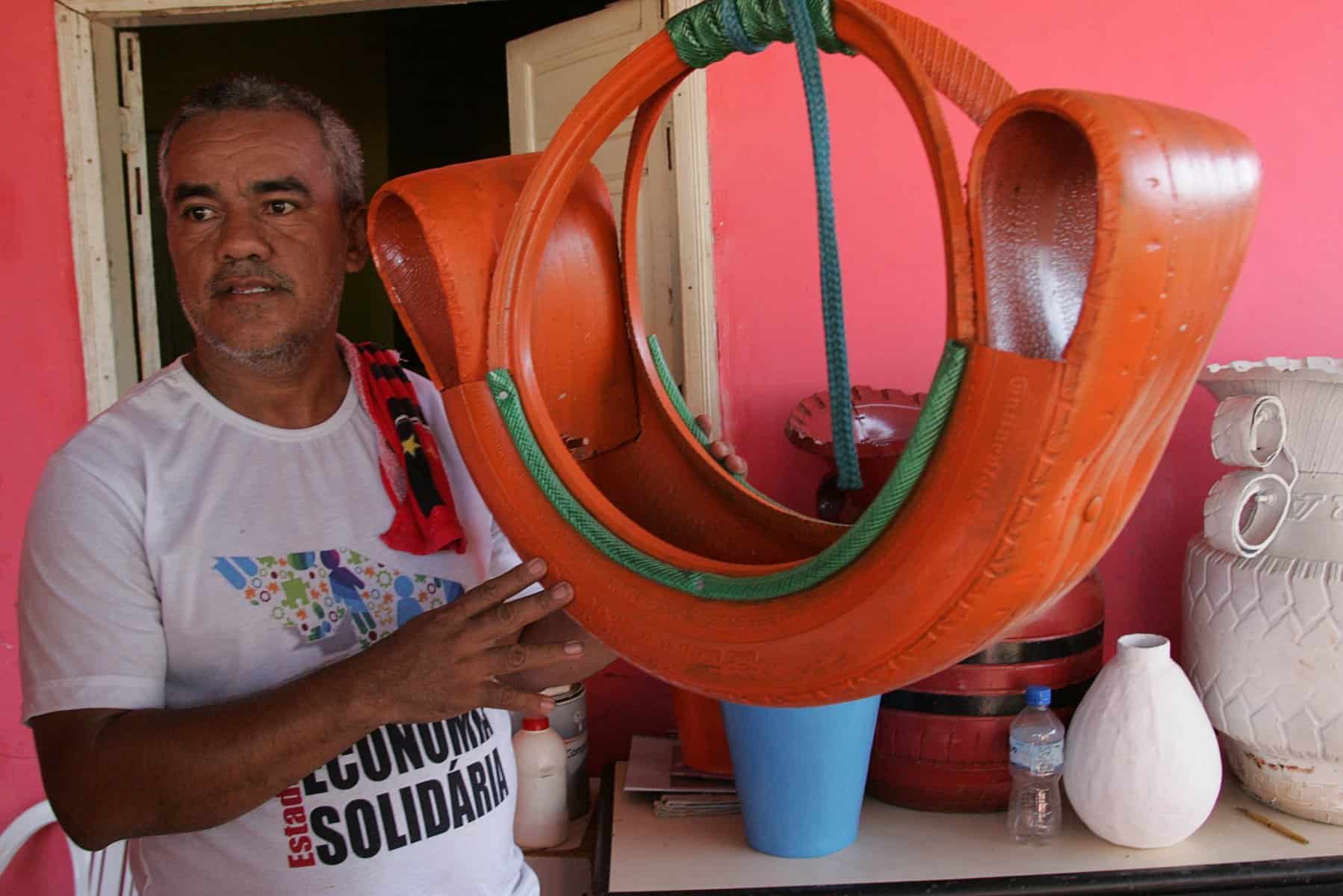 Acreano improvisa com materiais que iriam para o lixo 7 Edvaldo Paes aposta em objetos oriundos de material reciclável a fim de conseguir o sustento para a Casa de Apoio e Saúde do Seringueiro