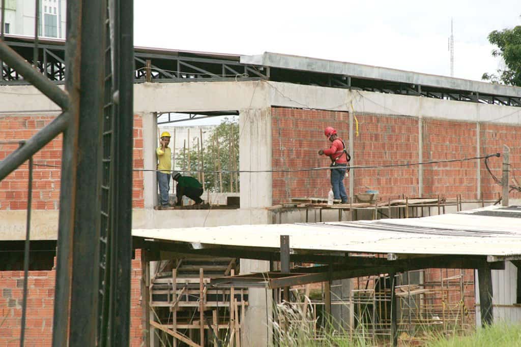 Durante o inverno amazônico, empresários da construção civil recorrem a medidas para evitar queda nas vendas