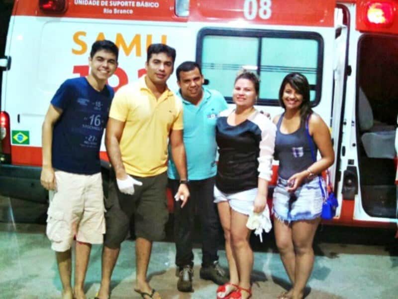 Os cinco jovens passavam pelo local quando viram a mulher em trabalho de parto