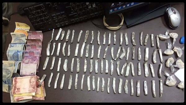 Dupla é presa com 90 barras de maconha no bairro Taquari