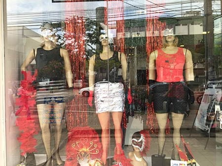 Momesca  Em temporada de Carnaval, a loja Karibiju Plus Size lança coleção especial para acompanhar as lulus na folia. São peças lindas, nas cores e estampas variadas, além de shorts, máscaras, acessórios, tudo levinho, já que o tempo é de calor!