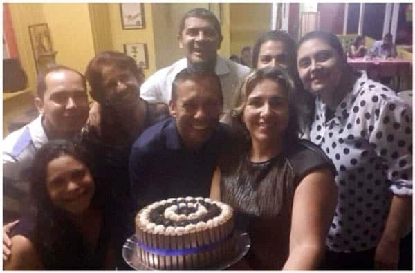 Turma de colunistas que na noite desta segunda armaram uma festa surpresa para o amigo Luiz Theodoro, no Point do Pato. No domingo, 1º, Luiz completou idade nova. Meus votos são de que o Luiz realize seus sonhos, continue focado nos seus objetivos com dedicação e que tenha muitos fevereiros felizes, porque quem é feliz tem tudo!
