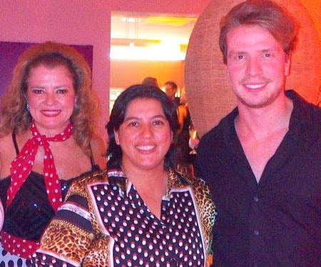 Quando o restaurante é bom, deve-se falar sobre ele. E aqui reitero que o buffet do Afa Bristrô da Amazônia e Jardim é hoje um dos melhores. O restaurante comandado pela família Alberto Felício e pela chef Suelli Cardoso está sempre em busca de inovar e buscar novos ingredientes. O cardápio do restaurante tem pratos maravilhosos, os peixes são sempre fresquinhos e combinados com ingredientes brasileiros. As carnes são excelentes. Dispõe de opções para quem gosta de comida light e sempre apresenta sobremesas inusitadas, homenageando as frutas da nossa região. Que delícia! Registro da chef Suelli com Geny e Saulo Felício. 