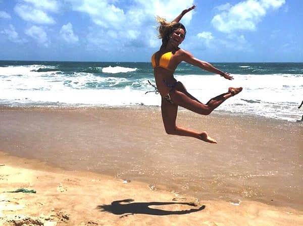 FLASH - O registro de quem está muito feliz! Livre, leve e solta. A empresária Juliana Pejon esbanja boa forma e alegria durante as férias  