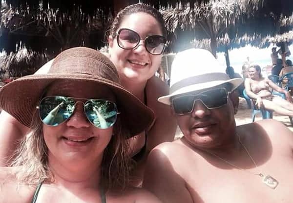 MURAL – Curtindo as praias de Fortaleza, no Ceará, um clique do trio Lidiane, Renata e Raimundo Martins