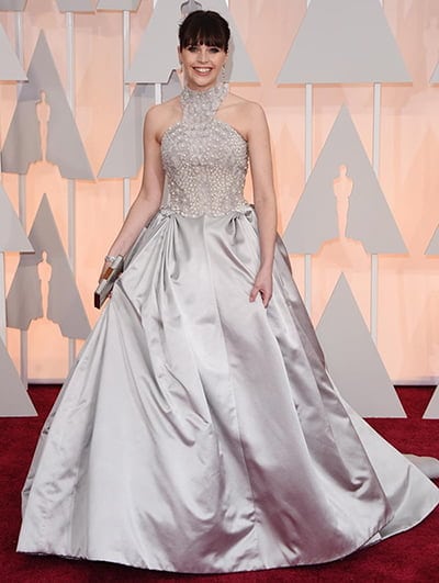 Felicity Jones fez sucesso com vestido prata Alexander McQueen