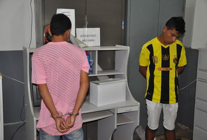 Homens são presos portando arma de fogo no bairro Bela Vista