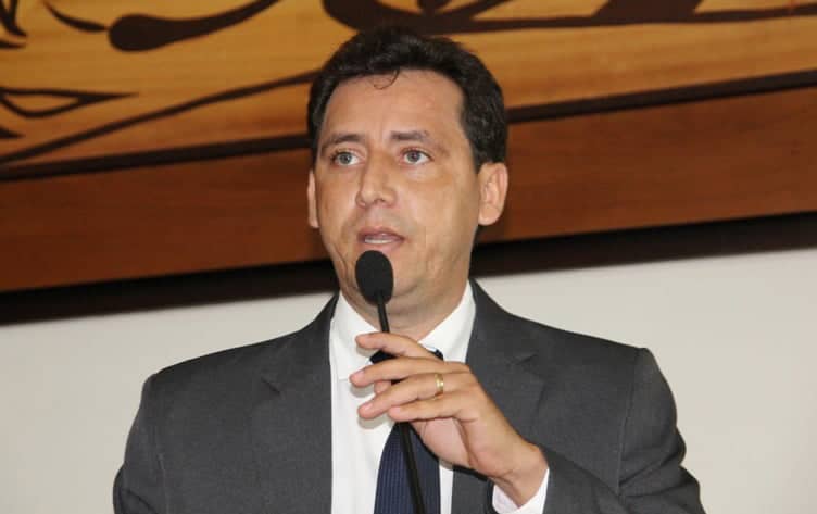 O deputado estava na igreja durante a invasão a sua casa