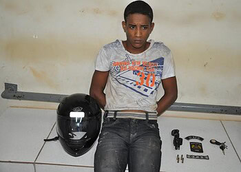 Jovem é preso acusado de roubar motoqueiro na Estrada do Mutum