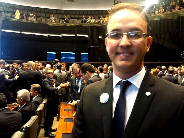 Empossado deputado federal, Leo de Brito diz que seu mandato deve ser 'de essência e não de aparência'