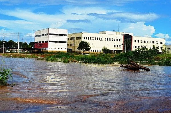 Rio Madeira já alaga ruas do centro de Porto Velho