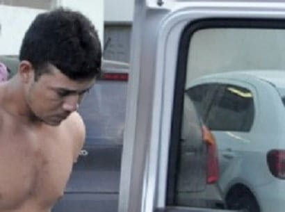 Mulher é esfaqueada no meio da rua pelo o ex-marido 1 Mulher é esfaqueada no meio da rua pelo o ex-marido