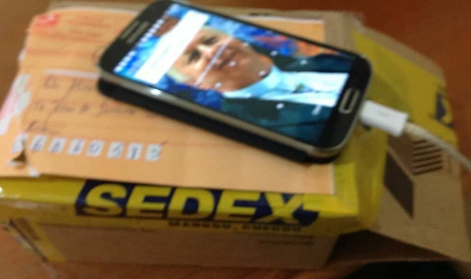 Ladrão honesto devolve celular de padre pelo Sedex 1 Padre acredita que a foto dele no celular sensibilizou o ladrão