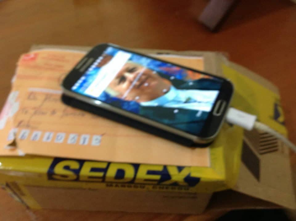 Ladrão honesto devolve celular de padre pelo Sedex 2 Padre acredita que a foto dele no celular sensibilizou o ladrão