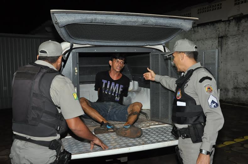 Revoltado com não da amada homem invade casa para mata