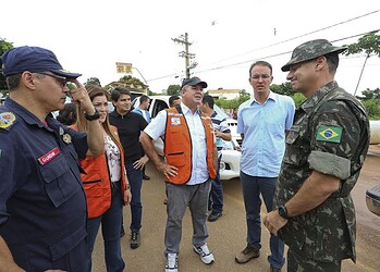 Leo de Brito visita Brasiléia e se compromete a buscar apoio financeiro às cidades alagadas