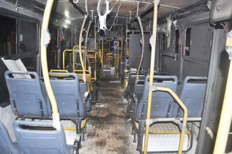 Trio incendeia ônibus em ato de manifesto no bairro Mocinha Magalhães 2 Trio incendeia ônibus em ato de manifesto no bairro Mocinha Magalhães