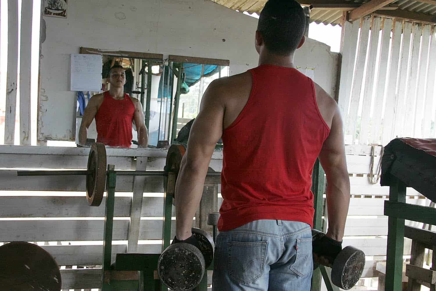 Academia de materiais recicláveis, localizada no bairro Calafate, atende moradores das proximidades