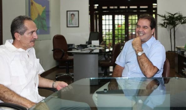 Governo anuncia R$ 2,5 milhões para pesquisas e projetos com bambu no Acre 2 Governador Tião Viana recebeu telefonema de Aldo Rebelo